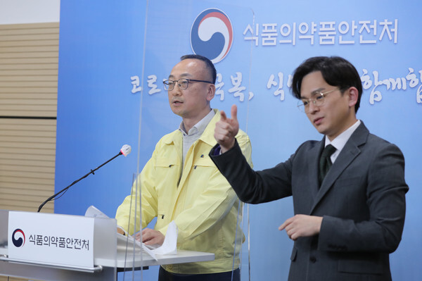 김상봉 식품의약품안전처 국장이 23일 오후 충북 청주시 식약처 회의실에서 미국 화이자사 신종 코로나바이러스 감염증(코로나19) 백신인 '코미나티주'의 검증 결과를 발표하고 있다. /연합뉴스