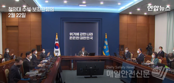 문재인 대통령은 22일 코로나19 사태로 피해를 본 소상공인·자영업자들 지원하기 위한 4차 재난지원금과 관련해 "가급적 3월 중에는 집행이 시작되도록 속도를 내주길 바란다"고 요청했다.(사진, 연합뉴스)