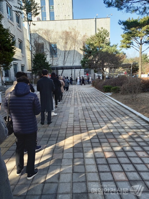 서울 서초구 선별검사소에 검사를 위해 많은 줄을 서서 대기하고 있다.(사진, 김헤연 사진)