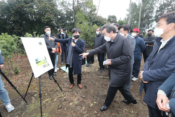이낙연 더불어민주당 지난달 28일 오전 제주 서귀포시 남원읍 남원리 담팔수 재배지를 찾아 경희대 강세찬 교수로부터 코로나19 및 대상포진 치료제 원재료가 되는 담팔수 재배 현황 설명을 듣고 있다. /제주=연합뉴스