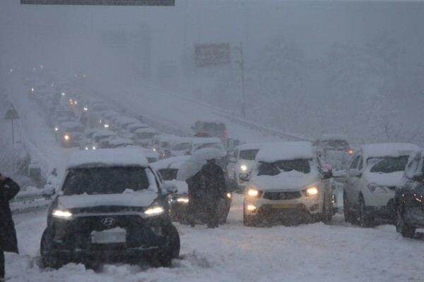 강원 산간과 동해안에 폭설이 쏟아진 1일 차량들이 미시령동서관통도로에서 움직이지 못하고 있다. /연합뉴스