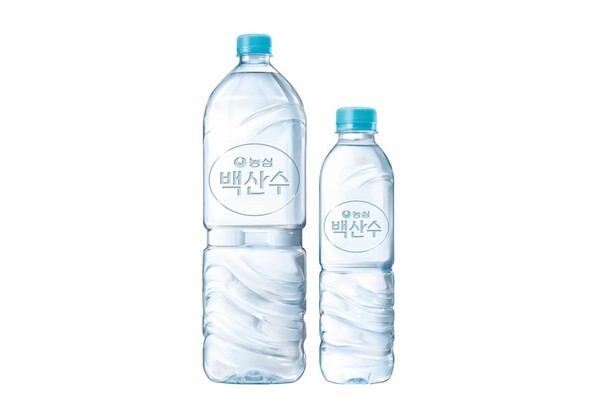 농심이 무라벨 백산수를 출시하고 페트병 경량화를 추진한다. (사진=농심 제공)