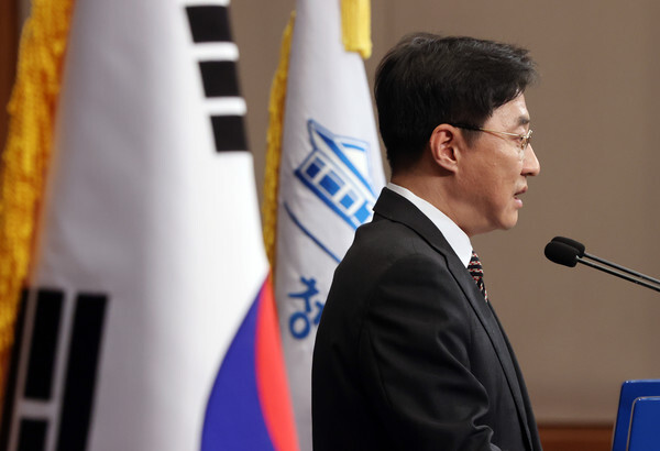 강민석 청와대 대변인이 3일 청와대에서 문재인 대통령의 "국토부·LH 등 근무자·가족 토지거래 전수조사" 지시와 관련한 브리핑을 하고 있다.  /연합뉴스