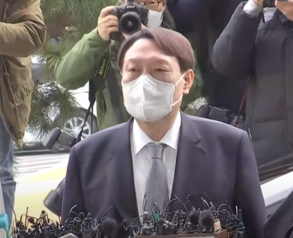 4일 오후 윤석열 총장이 사의를 표하고 있다.(사진, MBC뉴스)
