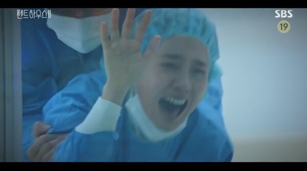 배로나가 사망 위기에 처하자 오열하는 오윤희 (사진, SBS '펜트하우스 시즌2' 캡처)