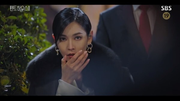 하은별 범행 증거를 없애려는 천서진 (사진, SBS '펜트하우스 시즌2' 캡처)