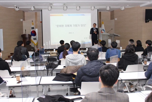 김영기 한국승강기안전공단 이사장이 9일 채용형 인턴을 대상으로 교육을 진행하고 있다.(사진=한국승강기안전공단 제공)