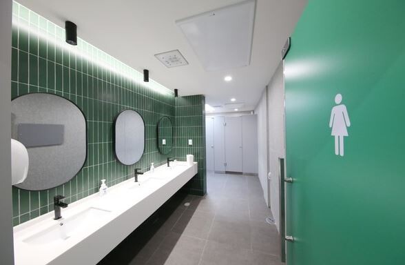 아모레퍼시픽복지재단이 진행한 사업 '아리따운 화장방' 내부 모습(사진=아모레퍼시픽 제공)