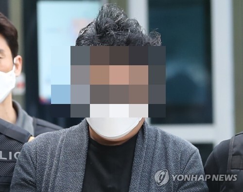 아파트 경비원 폭행 혐의 50대 피고인. /연합뉴스