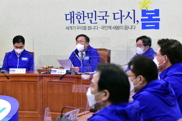 더불어민주당 김태년 당대표 직무대행이 12일 오전 국회에서 열린 더불어민주당 중앙선대위 회의에서 발언하고 있다.  /연합뉴스