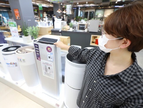 롯데 하이마트가 미세먼지로 뒤덮인 3월을 맞아 공기청정기 행사를 갖는다. 이번 행사에서 LG퓨리케어와 에어컨을 비롯해 삼성전자의 에어컨 행사모델과 '비스케어 큐브에어 공기청정기'를 구매한 고객에게 엘포인트 최대 55만점을 제공한다. (사진=롯데하이마트)