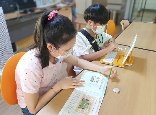 KB국민은행이 지역아동센터를 이용하는 초등학교 고학년을 상대로 기초학습 프로그램과 멘토링을 제공하는 '청소년의 멘토KB'를 실시한다고 18일 밝혔다. (사진=KB국민은행)