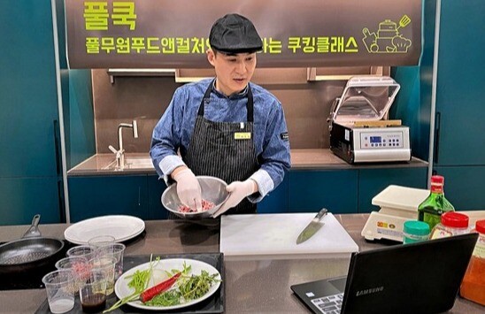 풀무원푸드앤컬처 전문셰프팀 이두진 셰프가 '랜선 풀 쿡(Pul Cook) 쿠킹클래스'를 진행하고 있다. (사진=풀무원 제공)