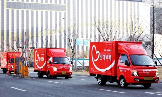 지난 19일 장지동에 있는 복합물류센터내 롯데택배 터미널에서 확진자가 발생하자 방역당국에서 확진자 수를 집계하고 역학조사에 들어가고 있다. (사진=롯데택배)