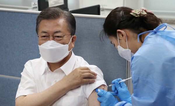 문재인 대통령이 23일 오전 서울 종로구보건소에서 아스트라제네카 백신을 접종하고 있다. /연합뉴스