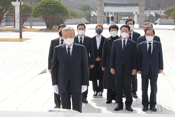 김종인 국민의힘 비대위위원장이 24일 광주 국립518민주묘지를 두번재로 찾아 참배했다.(사진, 광주시당 제공)
