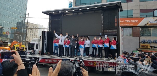 오세훈 후보가 서울 시청역 인근에서 선거유세활동을 펼치고 있다.(사진=김혜연 기자)