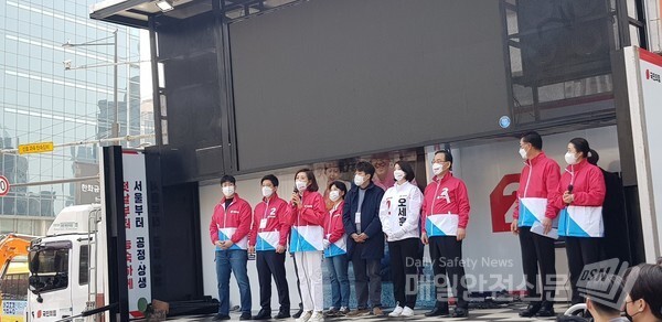 오세훈 후보 선거유세활동에 참석한 나경원 의원이 현 정부를 비판하고 있다.(사진=김혜연 기자)