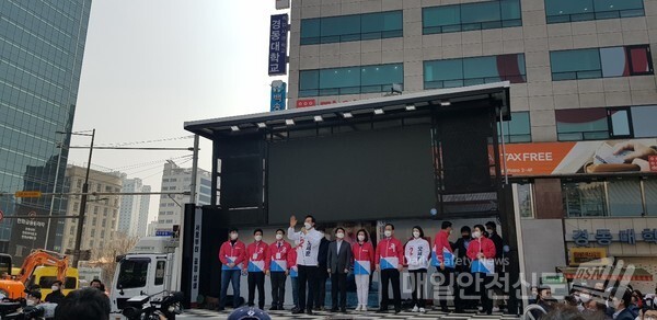 오세훈 후보가 25일 서울 중구 시청역 인근서 선거유세활동을 하고 있다.(사진=김혜연 기자)