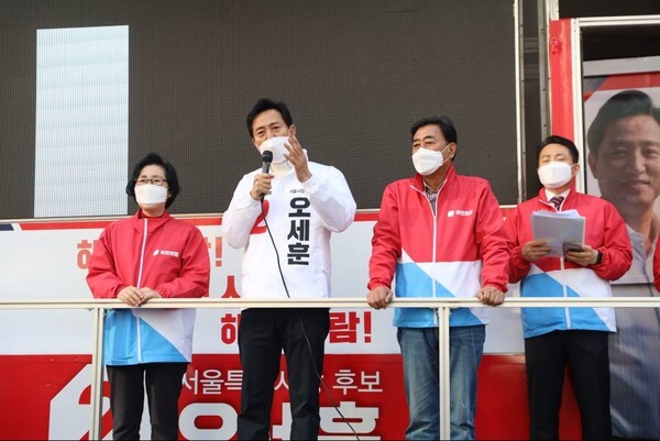 오세훈 후보가 서울 중랑구 동원시장과 상봉터미널을 방문해 시민들과 인사했다.