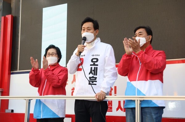 오세훈 국민의힘 서울시장 후보가 서울 중랑구 상봉터미널 앞에서 선거유세활동을 하고 있다.