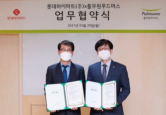풀무원푸드머스와 롯데하이마트가 급식시장 전문 방역 서비스 제공을 위한 업무협약(MOU)을 체결했다. (사진=풀무원 제공)