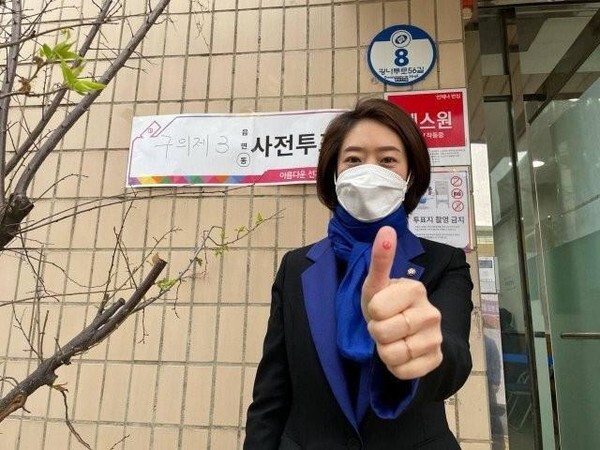 고민정 의원이 2일 오전 페이스북에 엄지손가락에 빨간색 투표 도장을 찍어 올린 사진. /연합뉴스