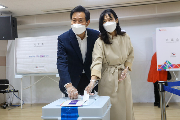국민의힘 오세훈 후보 부부가 3일 사전투표를 했다.
