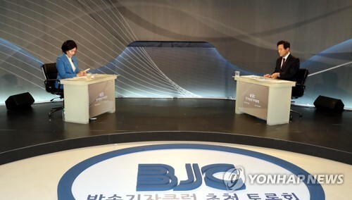 더불어민주당 박영선 서울시장 후보(왼쪽)와 국민의힘 오세훈 서울시장 후보가 5일 서울 양천구 목동 예총회관에서 열린 한국방송기자클럽 초청 서울시장 보궐선거 후보자 토론회에서 토론을 준비하고 있다. /연합뉴스