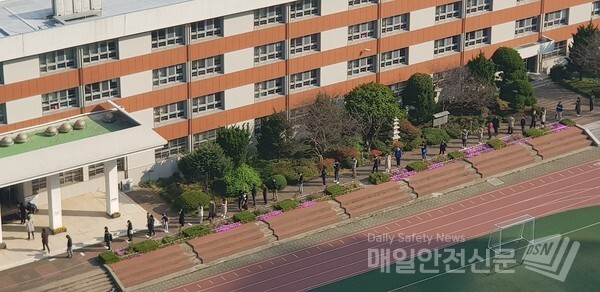서울 강남 서초구 서초2동 제4투표소에 많은 유권자가 줄을 서고 있다(사진, 김혜연 기자)