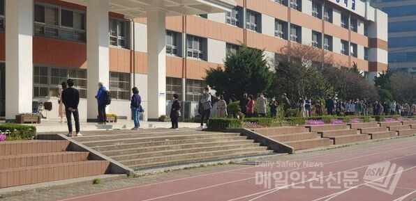 서울 강남 서초구 서초2동 제4투표소 서운중학교 안에 많은 유권자가 줄을 서고 있다(사진,김혜연 기자)