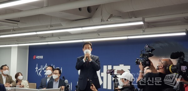 오세훈 시장이 국민의힘 당사에서 당선 인사말을 하고있다(사진, 김혜연기자)