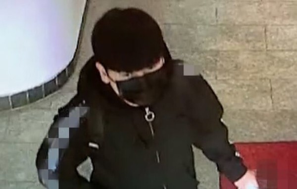 '노원 세 모녀 살인 사건' 피의자 김태현이 사건 당일인 지난달 23일 서울 노원구의 한 PC방을 나서는 모습 (사진=연합뉴스)