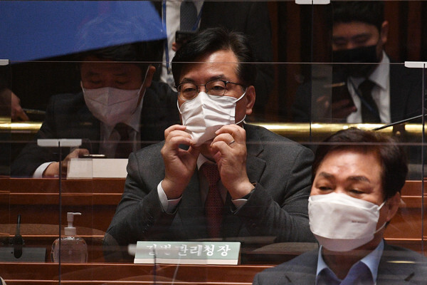 당직자 폭행 논란에 선 국민의힘 송언석 의원이 8일 오전 서울 여의도 국회에서 열린 의원총회에 참석하고 있다. /연합뉴스