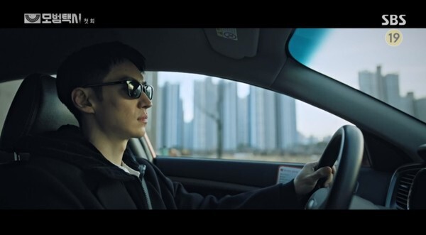 이제훈의 강렬한 첫 등장 (사진, SBS '모범택시' 캡처)