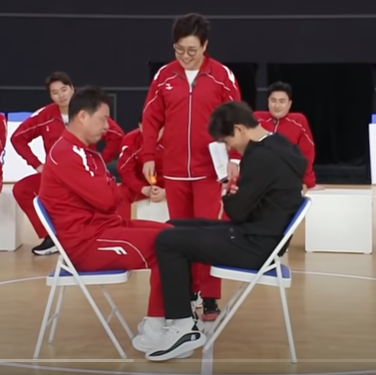 배우 오지호가 뭉쳐야 쏜다 맴버들과 허벅지 씨름에서 승리했다.