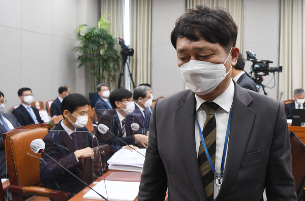 최재성 정무수석이 청와대 국감이 연기되자 퇴장하고 있다.