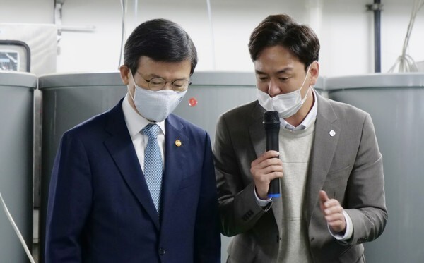 문성혁 해양수산부 장관이 지난달 26일 스마트 양식 클러스터 조성 계획 점검을 위해 강원도 수산자원연구원을 방문, 관계자의 설명을 듣고 있다. 