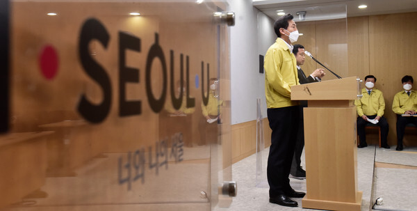 오세훈 서울시장이 12일 오전 서울시청에서 코로나19 관련 기자 브리핑을 하고 있다.  /연합뉴스