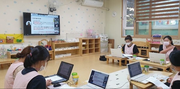 지난해 실시된 부산신항 13단지 부영 사랑으로 어린이집 비대면 교사 교육 모습(사진=부영그룹 제공)