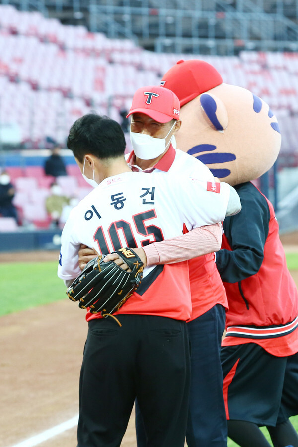 시포한 이동건이 시구한 아버지와 포옹하고 있다./KIA 타이거즈