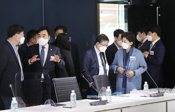 14일 오전 서울 여의도 국민일보 빌딩에서 열린 더불어민주당 의원모임 '더좋은미래'의 비공개 전체회의에 김기식 더미래연구소장(왼쪽부터), 윤관석, 김성환, 남인순 의원들이 참석, 대화하고 있다. /연합뉴스