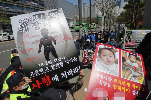 16개월 된 입양 딸 정인 양을 학대해 숨지게 한 혐의를 받는 양부모의 결심 공판이 열린 14일 오후 서울 양천구 서울남부지방법원 입구에서 시민들이 양모가 탑승한 것으로 보이는 호송차를 향해 팻말을 들고 항의하고 있다./연합뉴스
