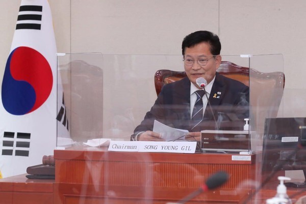 송영길 위원장이 주유엔 미얀마 대사와 화상회담하고 있다./의원실