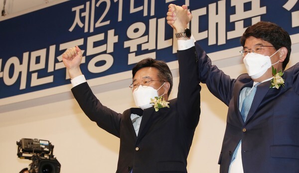 6일 오전 국회 의원회관에서 열린 더불어민주당 원내대표 선출을 위한 의원총회에서 신임 윤호중 원내대표(왼쪽)가 함께 경쟁했던 박완주 의원과 함께 인사하고 있다. /연합뉴스