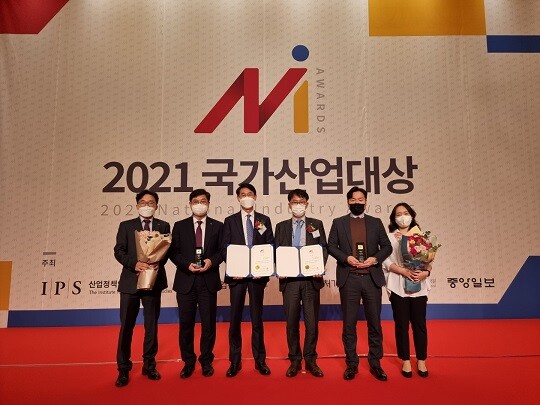 2021년 국가산업대상을 수상한 한국서부발전이 기념 촬영을 하고 있다. (사진=서부발전)