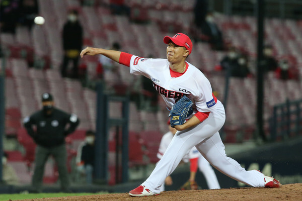 6년만에 감격 첫 승 얻은 서덕원이 역투하고 있다./KIA 타이거즈 제공