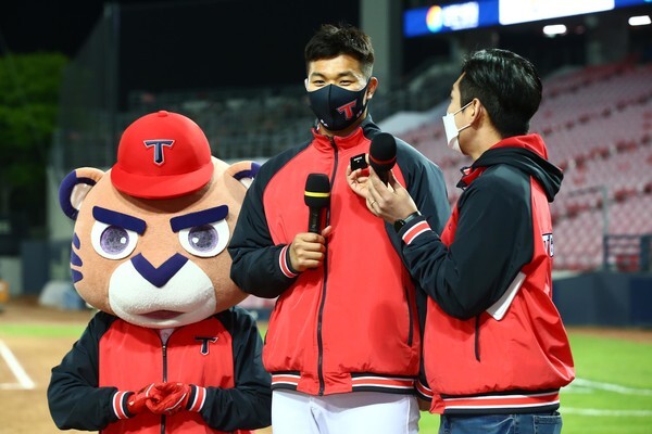 6년만에 감격적인 첫 승을 한 서덕원이 경기 후 인터뷰를 하고 있다/KIA 타이거즈 제공 