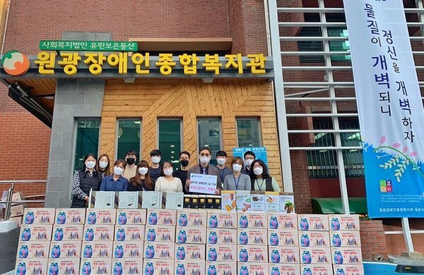 하이트진로가 장애인의 날을 맞아 장애인 400여명에게 희망나눔박스를 전달했다.(사진=하이트진로 제공)