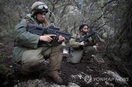 성별 구분 없는 보편적 의무병제를 채택하고 있는 이스라엘에서 남성 병사와 여성 병사가 함께 훈련을 받고 있다. /연합뉴스
